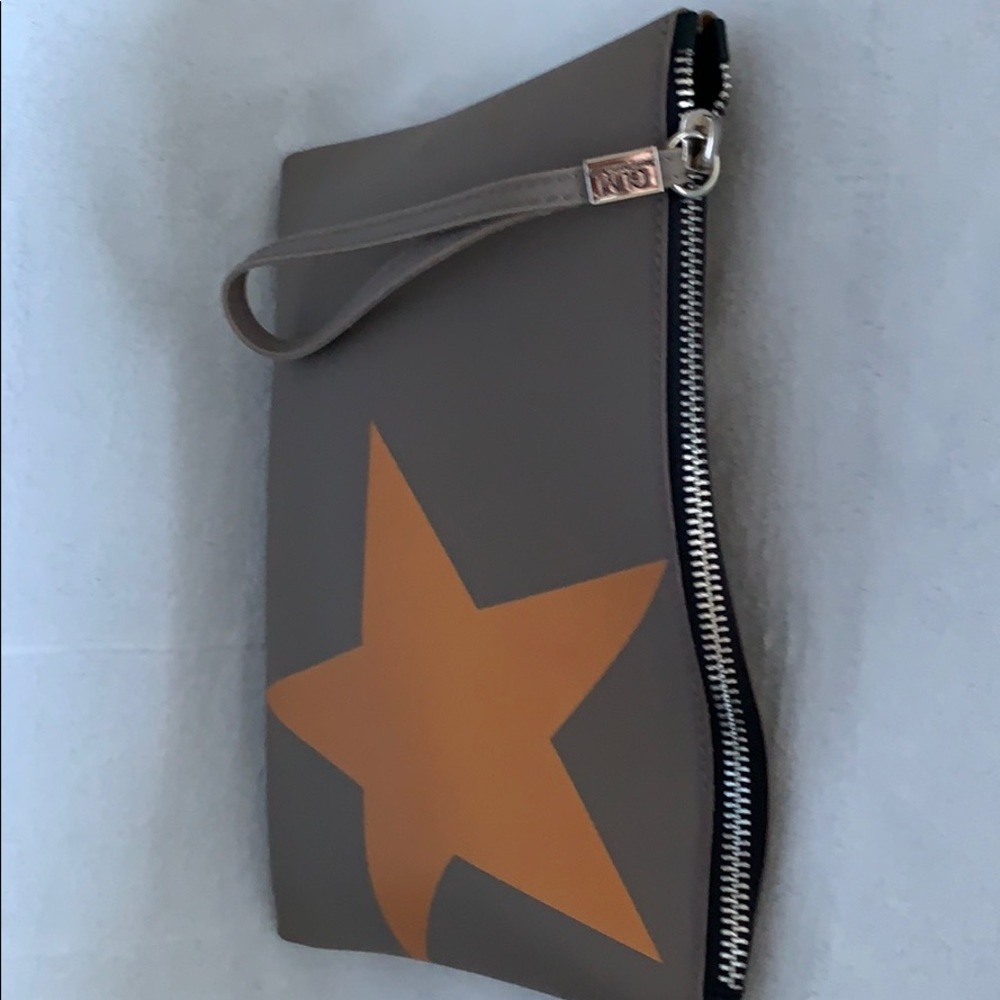 Medium sized clutch